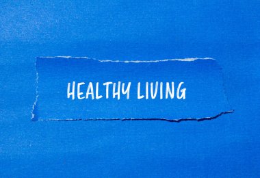 Mavi arka planlı yırtık kağıt parçasına yazılmış sağlıklı bir canlı mesaj. Kavramsal sağlıklı yaşam sembolü. Boşluğu kopyala.