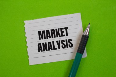 Yırtık kağıt parçasına yeşil zemin ile yazılmış piyasa analizi mesajı. Kavramsal pazar analizi sembolü. Boşluğu kopyala.