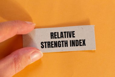 Turuncu arkaplanlı yırtık kağıt parçasına göreceli güç indeksi mesajı. Kavramsal göreceli güç endeksi sembolü. Boşluğu kopyala.