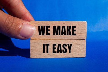 Ahşap bloklara mavi arka planlı kolay bir mesaj yazacağız. Kavramsal olarak bunu kolay bir sembol haline getiririz. Boşluğu kopyala.