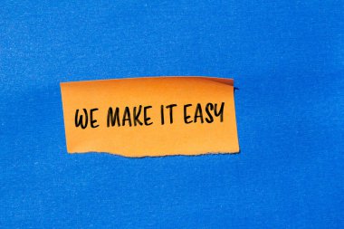 Yırtık turuncu kağıt parçasına mavi arkaplanlı kolay bir mesaj yazacağız. Kavramsal olarak bunu kolay bir sembol haline getiririz. Boşluğu kopyala.