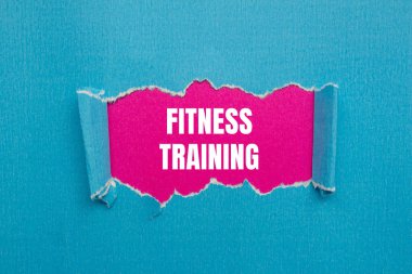 Pembe arka planda yırtık mavi kağıda yazılmış spor eğitimi mesajı. Kavramsal fitness eğitim sembolü. Boşluğu kopyala.