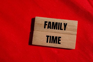 Ahşap bloklara kırmızı arkaplan ile yazılmış aile zaman mesajı. Kavramsal aile zaman sembolü. Boşluğu kopyala.