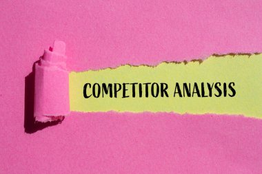 Rekabetçi analiz mesajı sarı arka planlı pembe kağıda yazılmış. Kavramsal rakip analiz sembolü. Boşluğu kopyala.