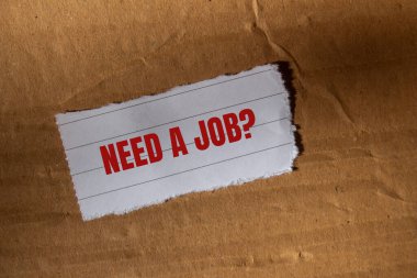 Karton kapaklı yırtık beyaz kağıt parçasına yazılmış bir iş sorusu mesajı lazım. Kavramsal bir iş sembolüne ihtiyacım var. Boşluğu kopyala.