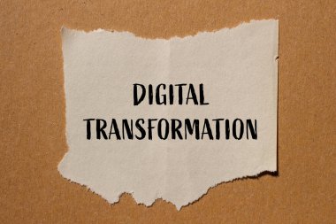 Karton arka planlı yırtık kağıda yazılmış dijital dönüşüm mesajı. Kavramsal dijital dönüşüm sembolü. Boşluğu kopyala.