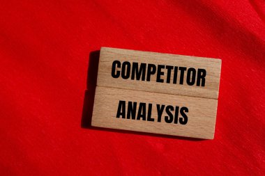 Tahta bloklara kırmızı arka planda yazılmış rakip analiz mesajı. Kavramsal rakip analiz sembolü. Boşluğu kopyala.