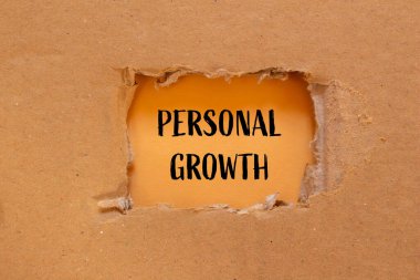 Turuncu arka planlı karton kağıda yazılmış kişisel büyüme mesajı. Kavramsal kişisel büyüme sembolü. Boşluğu kopyala.