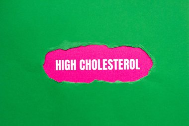 Pembe arka planda yırtık yeşil kağıda yazılmış yüksek kolesterol mesajı. Kavramsal yüksek kolesterol sembolü. Boşluğu kopyala.