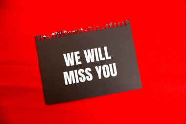 Kırmızılı siyah kağıt parçasına yazdığın mesajı özleyeceğiz. Kavramsal olarak senin sembolünü özleyeceğiz. Boşluğu kopyala.