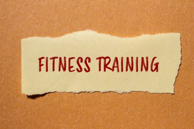 Karton kaplamalı yırtık kağıt parçasına spor eğitimi mesajı. Kavramsal fitness eğitim sembolü. Boşluğu kopyala.