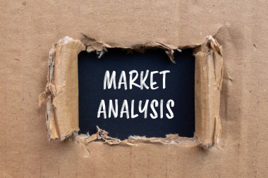 Siyah arkaplanlı karton kağıda yazılmış piyasa analizi mesajı. Kavramsal pazar analizi sembolü. Boşluğu kopyala.
