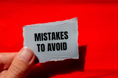 Kırmızı arkaplanlı yırtık kağıt parçasına yazılmış mesajlardan kaçınmak için yapılan hatalar. Sembolden kaçınmak için kavramsal hatalar. Boşluğu kopyala.