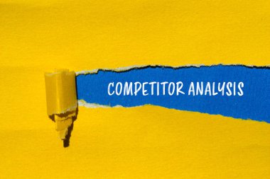 Rekabetçi analiz mesajı mavi arkaplanlı sarı kağıda yazılmış. Kavramsal rakip analiz sembolü. Boşluğu kopyala.