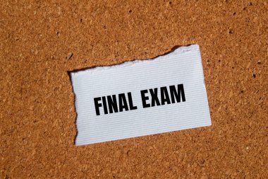 Kahverengi arka planı olan yırtık beyaz kağıda yazılmış son sınav kelimeleri. Kavramsal nihai sınav sembolü. Boşluğu kopyala.