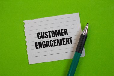 Yırtık kağıt parçasına yeşil zemin ile yazılmış müşteri nişan mesajı. Kavramsal müşteri ilişkileri sembolü. Boşluğu kopyala.