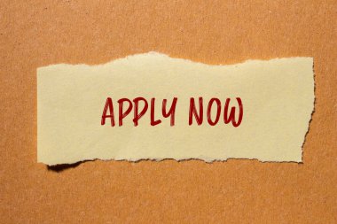 Karton arka planda yırtık kağıt parçasına yazılmış iletiyi uygula. Kavramsal uygulama simgesi. Boşluğu kopyala.