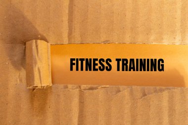 Renkli kağıda yazılmış spor eğitimi mesajı. Kavramsal fitness eğitim sembolü. Boşluğu kopyala.