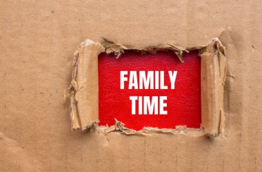 Kırmızılı karton kağıda yazılmış aile zaman mesajı. Kavramsal aile zaman sembolü. Boşluğu kopyala.