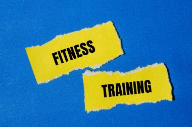 Mavi arkaplanlı sarı kağıt parçalarına yazılmış spor eğitimi mesajı. Kavramsal fitness eğitim sembolü. Boşluğu kopyala.