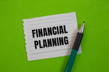 Finansal planlama mesajı yeşil arka planlı yırtık kağıt parçasına yazılmış. Kavramsal finansal planlama sembolü. Boşluğu kopyala.