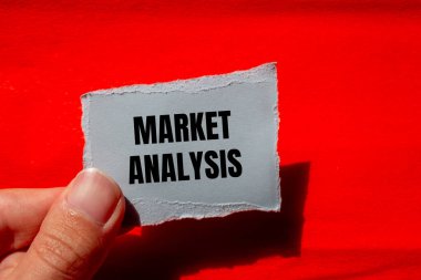 Kırmızılı kağıt parçasına yazılmış piyasa analizi mesajı. Kavramsal pazar analizi sembolü. Boşluğu kopyala.