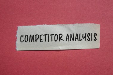 Kırmızı arkaplanlı yırtık kağıda yazılmış rakip analiz mesajı. Kavramsal rakip analiz sembolü. Boşluğu kopyala.