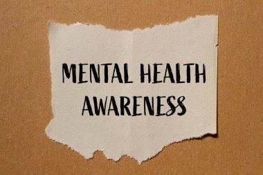 Karton arka planlı yırtık bir kağıda yazılmış zihinsel sağlık farkındalığı mesajı. Kavramsal zihinsel sağlık farkındalık sembolü. Boşluğu kopyala.