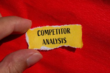 Kırmızılı sarı kağıda yazılmış rakip analiz kelimeleri. Kavramsal rakip analiz sembolü. Boşluğu kopyala.