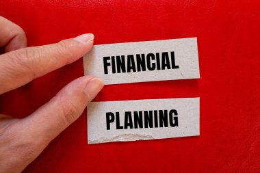 Finansal planlama mesajı kırmızı arkaplanlı kağıt parçalarına yazılmış. Kavramsal finansal planlama sembolü. Boşluğu kopyala.
