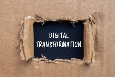 Siyah arkaplanlı karton kağıda yazılan dijital dönüşüm mesajı. Kavramsal dijital dönüşüm sembolü. Boşluğu kopyala.