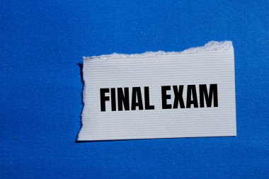 Mavi arkaplanlı yırtık beyaz kağıt parçasına yazılmış son sınav kelimeleri. Kavramsal nihai sınav sembolü. Boşluğu kopyala.