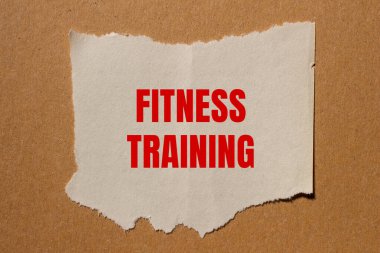 Karton kaplamalı yırtık kağıda yazılmış spor eğitimi mesajı. Kavramsal fitness eğitim sembolü. Boşluğu kopyala.