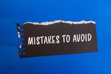 Mavi arkaplanlı siyah kağıt parçasına yazılmış mesajlardan kaçınmak için yapılan hatalar. Sembolden kaçınmak için kavramsal hatalar. Boşluğu kopyala.