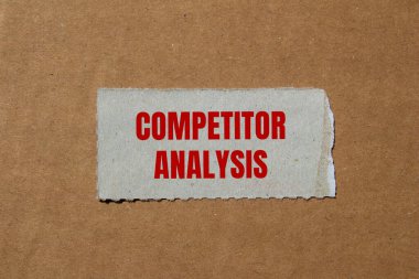 Rekabetçi analiz mesajı karton kaplamalı yırtık kağıt parçasına yazılmış. Kavramsal rakip analiz sembolü. Boşluğu kopyala.