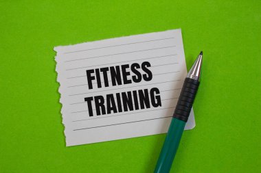 Yeşilfon ile birlikte yırtılmış kağıt parçasına spor eğitimi mesajı yazılmış. Kavramsal fitness eğitim sembolü. Boşluğu kopyala.