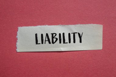 Yırtık kağıda kırmızı zemin ile yazılmış sorumluluk mesajı. Kavramsal sorumluluk sembolü. Boşluğu kopyala.