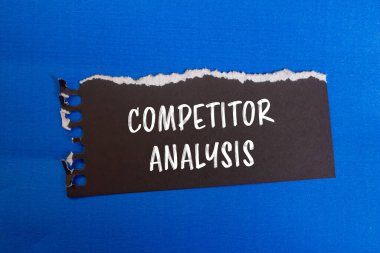 Rekabetçi analiz mesajı mavi arkaplanlı siyah kağıt parçasına yazılmış. Kavramsal rakip analiz sembolü. Boşluğu kopyala.