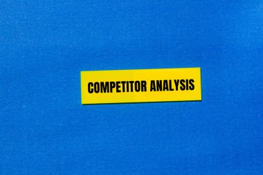 Rekabetçi analiz mesajı mavi arka planlı sarı kağıda yazılmış. Kavramsal rakip analiz sembolü. Boşluğu kopyala.