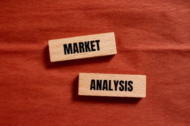 Tahta bloklara yazılmış kahverengi arkaplanlı piyasa analizi mesajı. Kavramsal pazar analizi sembolü. Boşluğu kopyala.