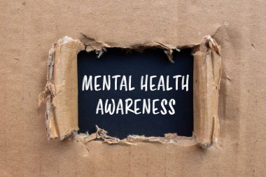 Siyah arkaplanlı karton kağıda yazılmış zihinsel sağlık farkındalığı mesajı. Kavramsal zihinsel sağlık farkındalık sembolü. Boşluğu kopyala.