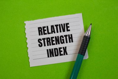 Yırtık kağıt parçasına yeşil zemin ile yazılmış göreceli güç indeksi mesajı. Kavramsal göreceli güç endeksi sembolü. Boşluğu kopyala.