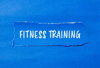 Mavi arka planlı yırtık kağıt parçasına spor eğitimi mesajı yazılmış. Kavramsal fitness eğitim sembolü. Boşluğu kopyala.