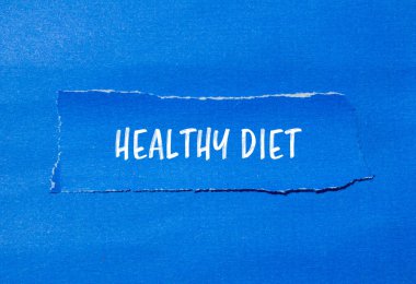 Mavi arka planlı yırtık kağıt parçasına yazılmış sağlıklı diyet mesajı. Kavramsal sağlıklı diyet sembolü. Boşluğu kopyala.