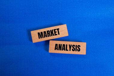 Mavi arka planlı tahta bloklara yazılmış bir üye mesajı olun. Kavramsal bir sembol ol. Boşluğu kopyala.