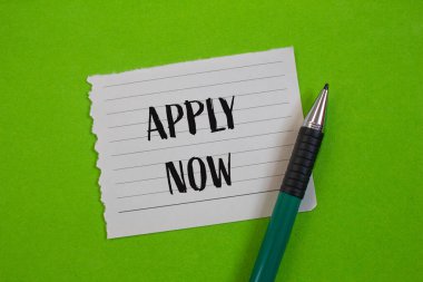 Yırtık kağıt parçasına yeşil zemin ile yazılmış iletiyi uygula. Kavramsal uygulama simgesi. Boşluğu kopyala.