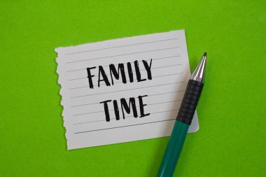 Yırtık kağıt parçasına yeşil zemin ile yazılmış aile zamanı mesajı. Kavramsal aile zaman sembolü. Boşluğu kopyala.