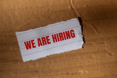 Yırtık beyaz kağıt parçasına karton kapaklı bir mesaj yazıyoruz. Kavramsal olarak sembol kiralıyoruz. Boşluğu kopyala.