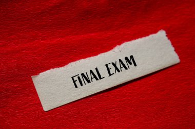 Kırmızı arkaplanlı yırtık kağıda yazılmış son sınav mesajı. Kavramsal nihai sınav sembolü. Boşluğu kopyala.