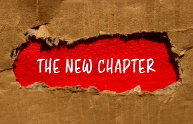 Kırmızılı karton kağıda yazılmış yeni bölüm mesajı. Yeni bölüm sembolü kavramsal. Boşluğu kopyala.